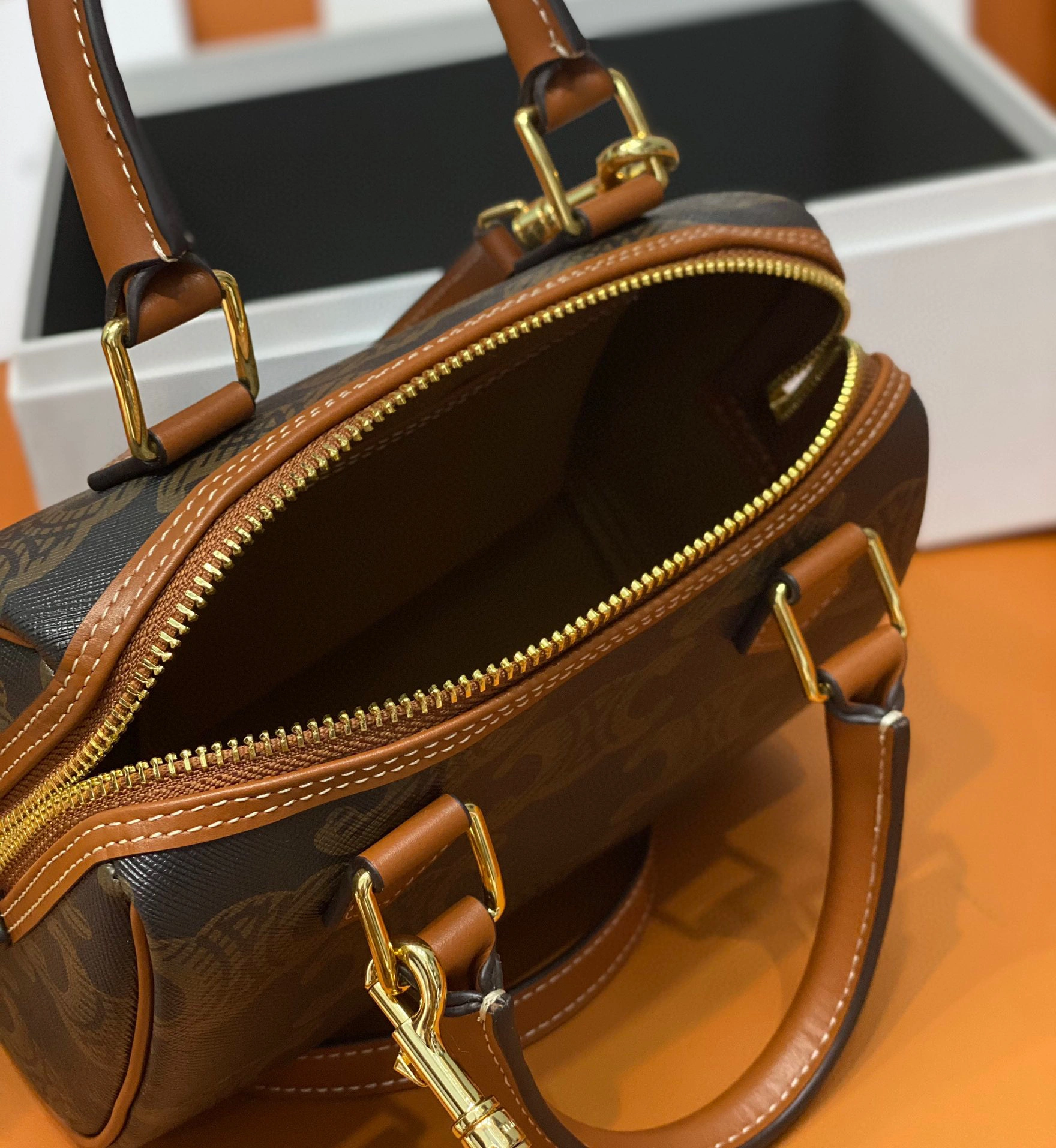 MOMO- high quality version 197582EIP.04LU cowhide item：C-B050A1003C